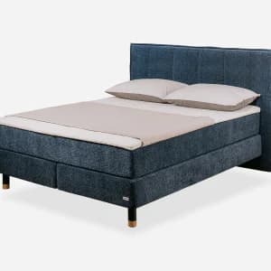 Boxspring krevet Atena s tapeciranim uzglavljem u boemskom stilu i vertikalnim linijama u modernoj spavaćoj sobi